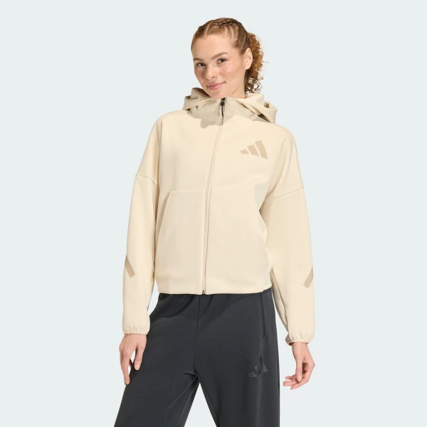 KE4746_000_plp_model.WebP